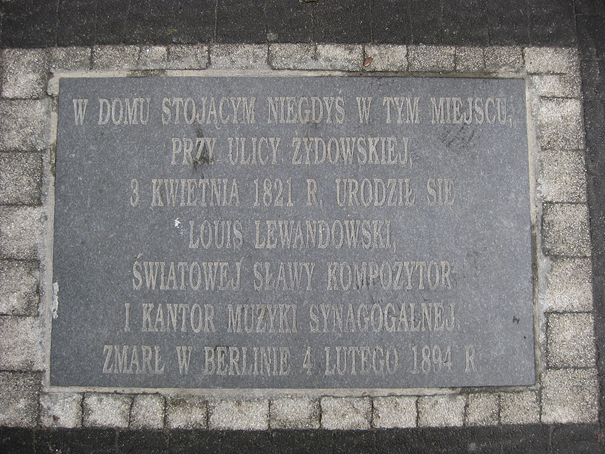 Tablica pamiątkowa poświęcona znanemu kompozytorowi  i kantorowi – Luisowi Lewandowskiemu.​