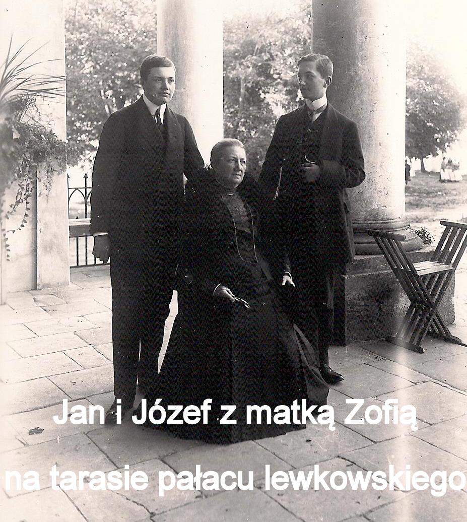 jan_i_jozef_z_matka_zofia_na_tarasie_palacu_lewkowskiego_opis_bi.jpg