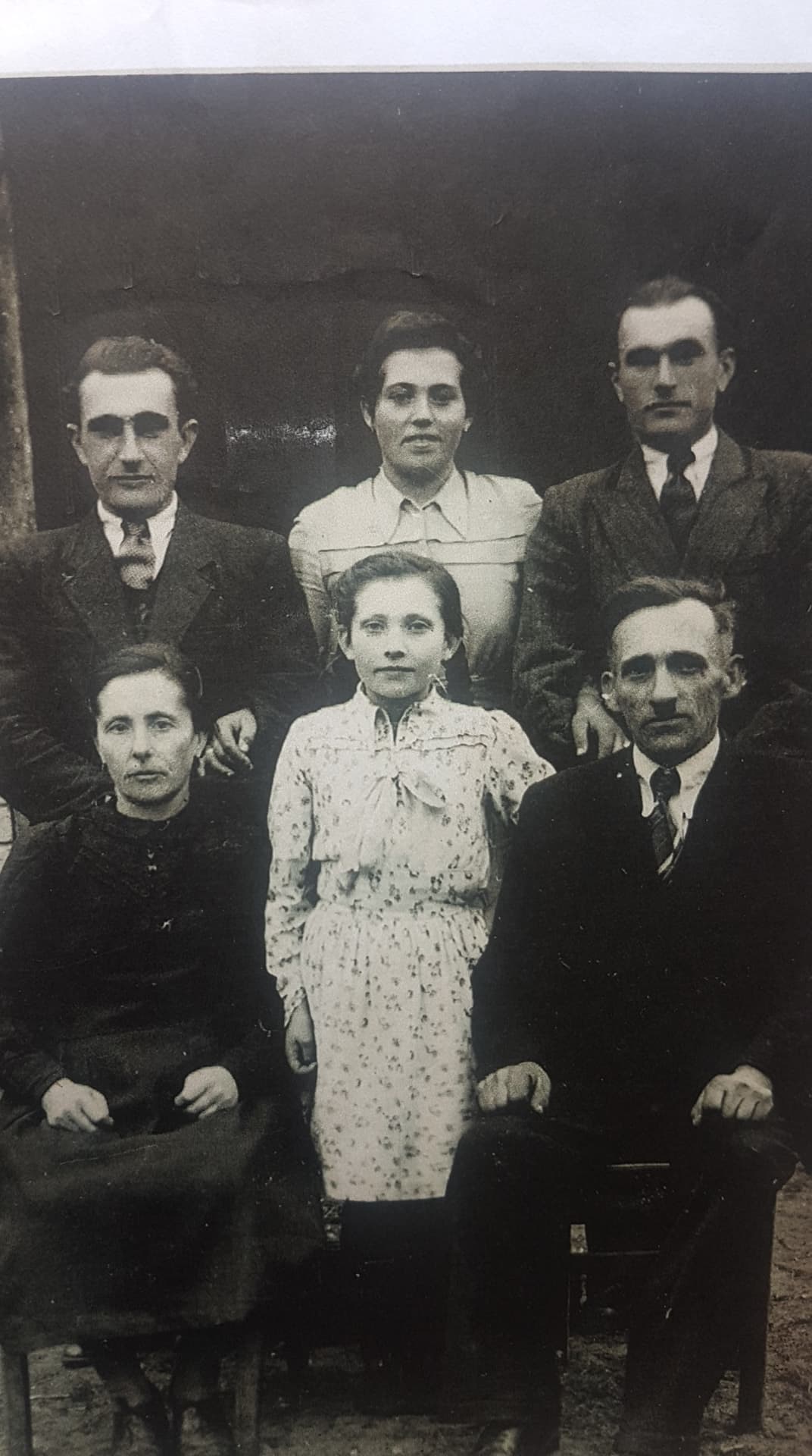 Katarzyna Lacka z mężem Janem i córkami Marią (pierwszy rząd) i Anną z mężem i jego bratem (stoją), rok 1945, archiwum rodzinne, udostępnione przez córkę Marię Palacz