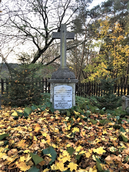 Grób Pauli Jackowskiej i jej męża  Tadeusza Kryspina na cmentarzu  przy kościele we Wronczynie, 15.11.2020 r., fot. A. Migdałek
