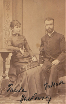 Paula z mężem Tadeuszem Kryspinem Jackowskim, autor nieznany, 1885 r., [w:] Archiwum Państwowe w Poznaniu, Jackowscy - spuścizna, sygn. 53/1136/0/8/40, s. 32.