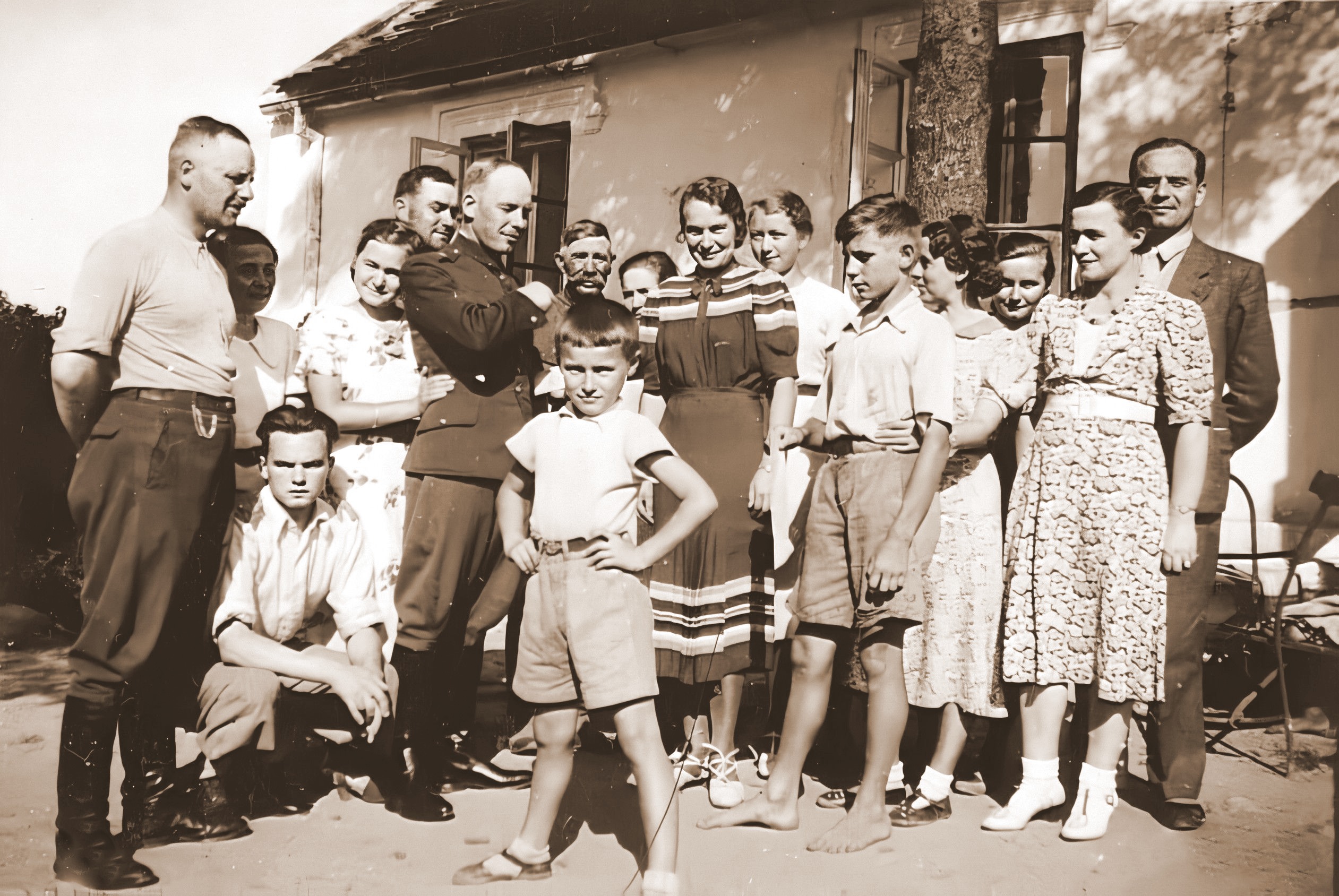 Przed domem w Ziemięcinie, 24.09.1939 rok, (Emma po środku).