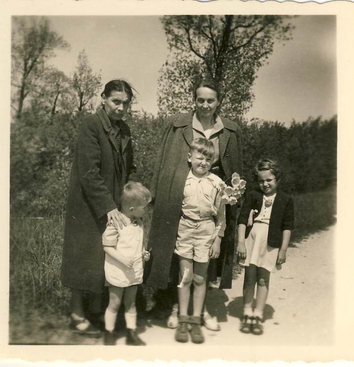 Emma Penno (z prawej) z Maciejem Penno i Grażyną Penno oraz Alma Ptaszyńska (siostra Emmy) z wnukiem Markiem, 1952 rok.