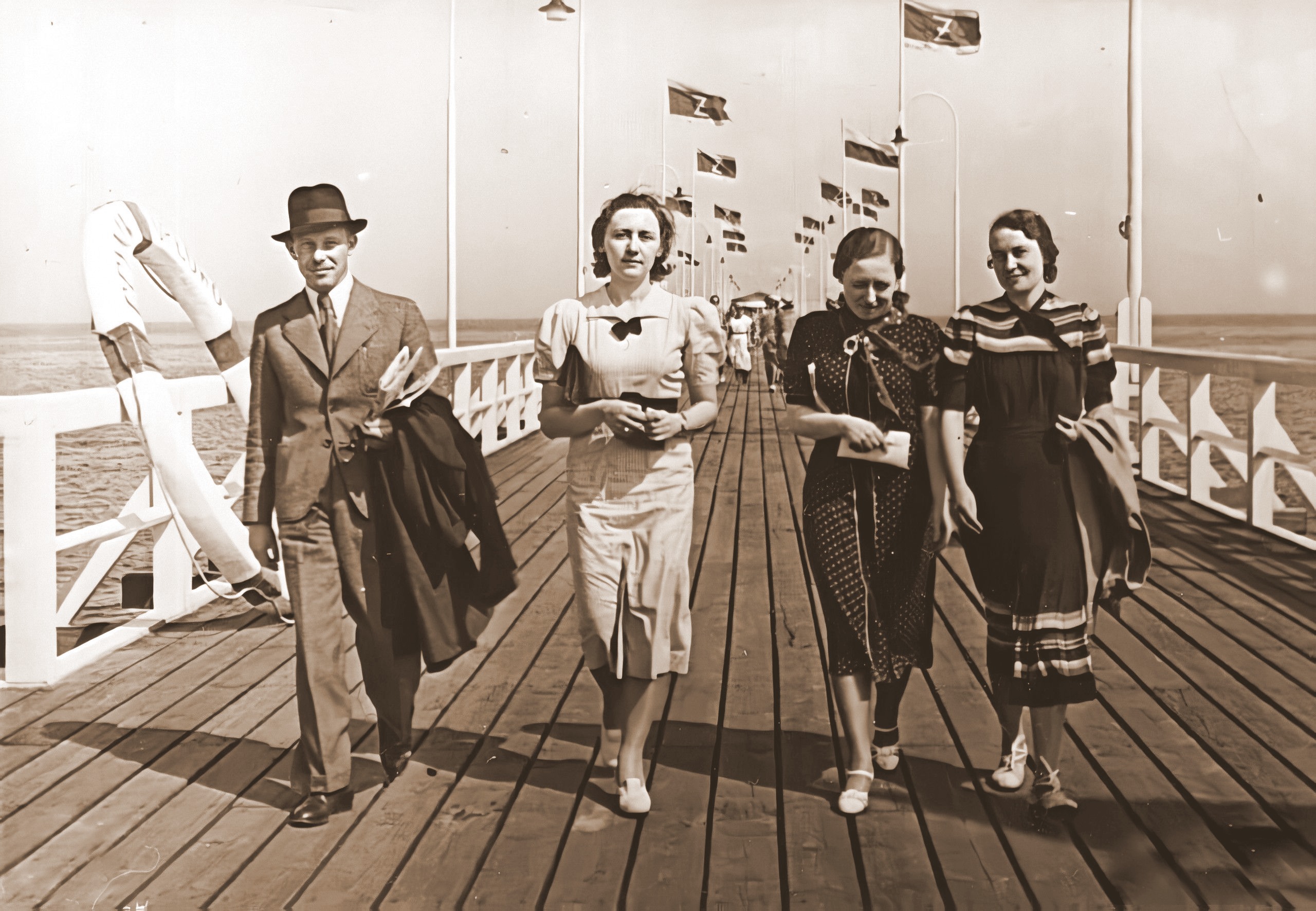 Gdynia, 1939 rok, Emma pierwsza z prawej.