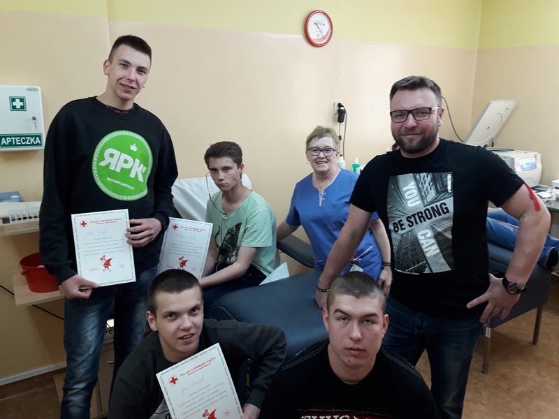 wychowankowie po honorowym oddaniu krwi w punkcie krwiodawstwa w Wągrowcu