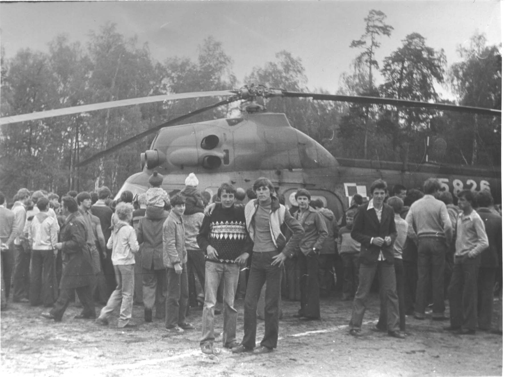 lądowanie śmigłowca na bosiku szkolnym- Dzień Dziecka 1983 rok.