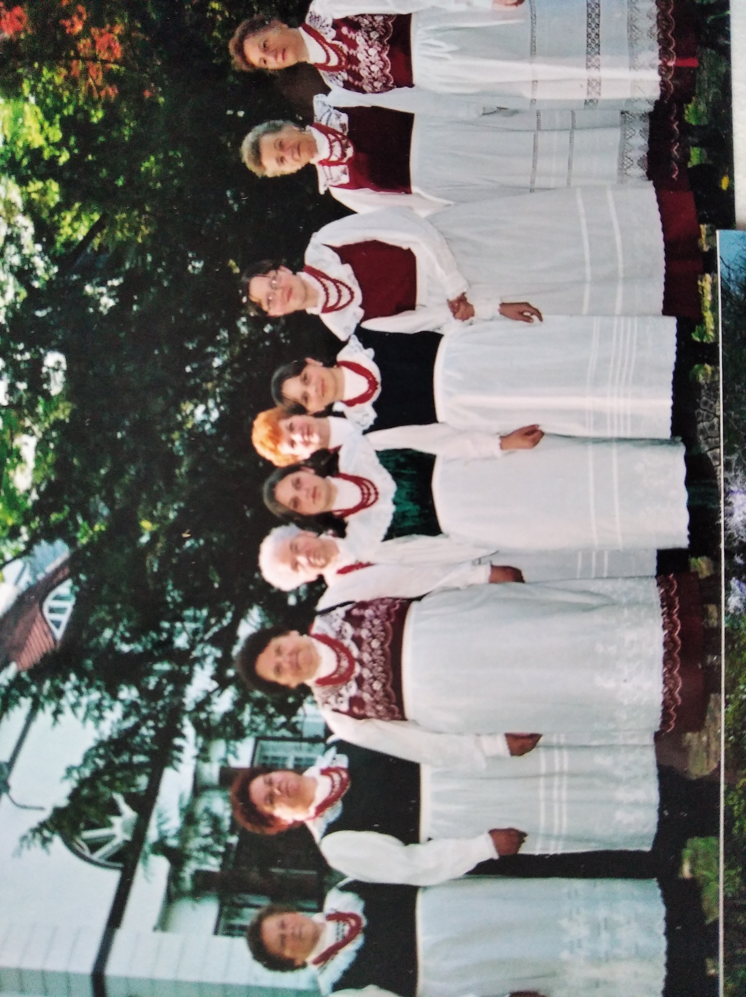 Kobierzanki na występach w Baszkowie, 01.05.2002, zdjęcie z kroniki zespołu (p. Józia trzecia od lewej)